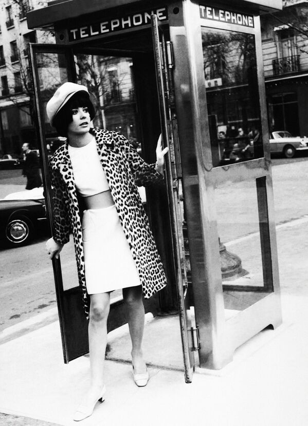 Модель у телефонной будки в Париже, 1969 год  - Sputnik Қазақстан
