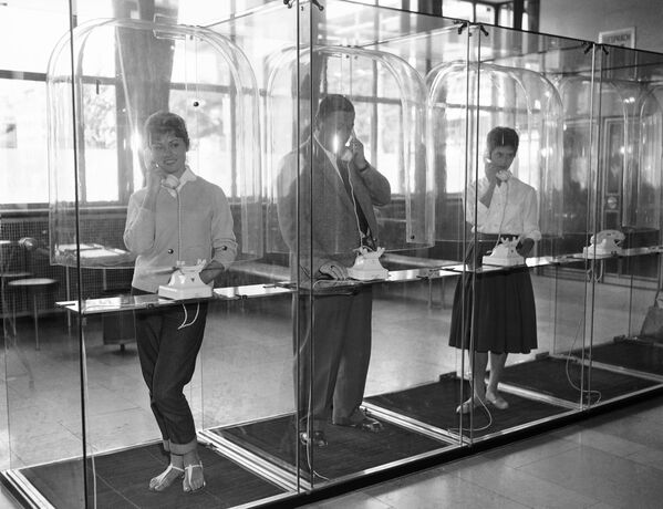 Люди звонят в прозрачных телефонных будках в Германии, 1959 год  - Sputnik Қазақстан