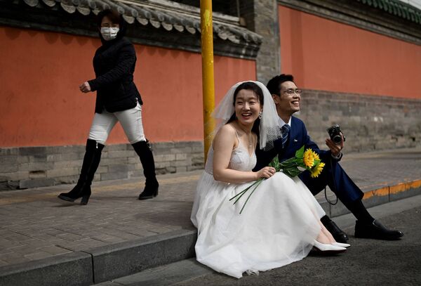 Молодожены до старта свадебной фотосессии в Пекине  - Sputnik Қазақстан
