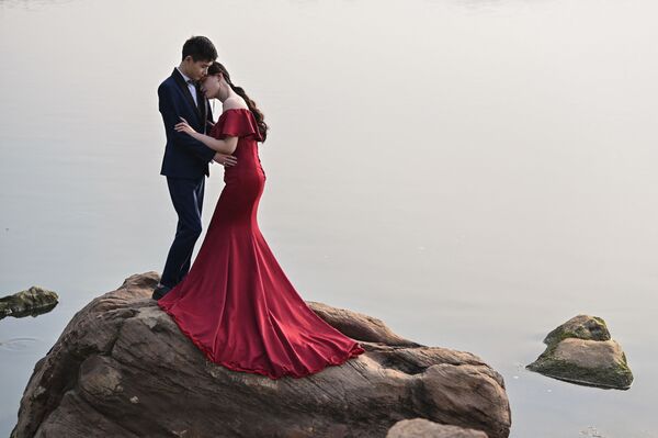 Пара во время свадебной фотосессии в Ухане   - Sputnik Казахстан