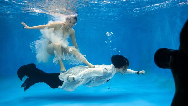 Молодожены позируют под водой для в Шанхае, Китай - Sputnik Қазақстан