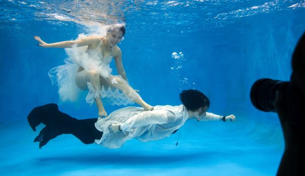 Молодожены позируют под водой для в Шанхае, Китай - Sputnik Казахстан