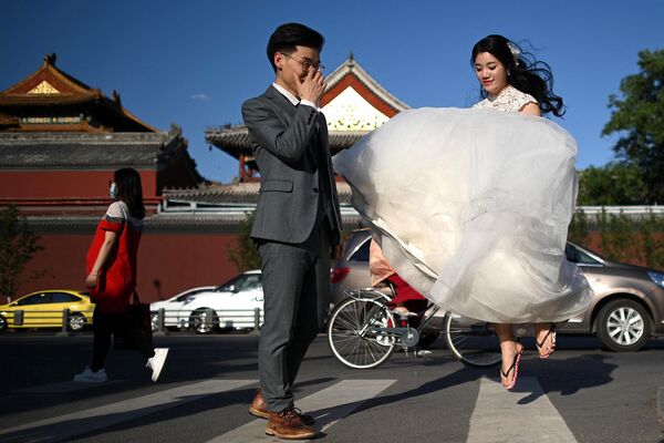 Пара позирует во время свадебной фотосессии перед храмом ламы в Пекине - Sputnik Казахстан