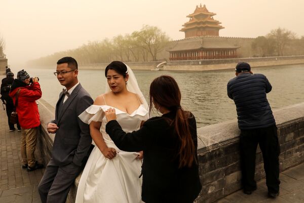 Свадебная фотосессия во время песчаной бури в Пекине  - Sputnik Қазақстан