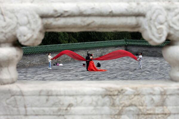 Пара во время свадебной фотосессии на площади перед храмом Неба в Пекине   - Sputnik Қазақстан