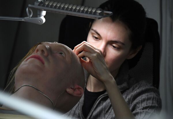 Александра Чегодаева работает с экспериментальным образцом искусственной кожи в лаборатории во Владивостоке - Sputnik Қазақстан