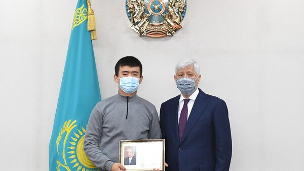 Токаев поощрил студента, спасшего детей из пожара в Талдыкоргане - Sputnik Казахстан
