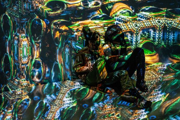 Посетители на выставке иммерсивных аудиовизуальных инсталляций Джулиуса Хорстуиса в ARTECHOUSE NYC в Нью-Йорке, США - Sputnik Қазақстан