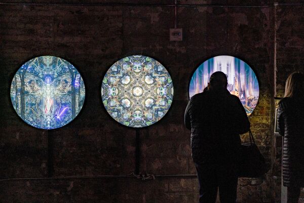 Посетители на выставке иммерсивных аудиовизуальных инсталляций Джулиуса Хорстуиса в ARTECHOUSE NYC в Нью-Йорке, США - Sputnik Қазақстан