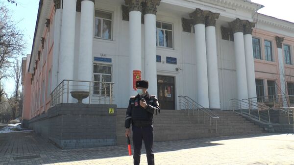 Полицейский у здания, которое заминировали - Sputnik Казахстан
