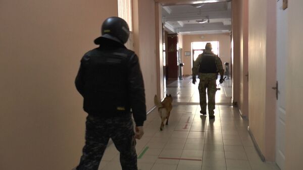 Полицейские, обыскивавшие школу, возвращаются - Sputnik Казахстан