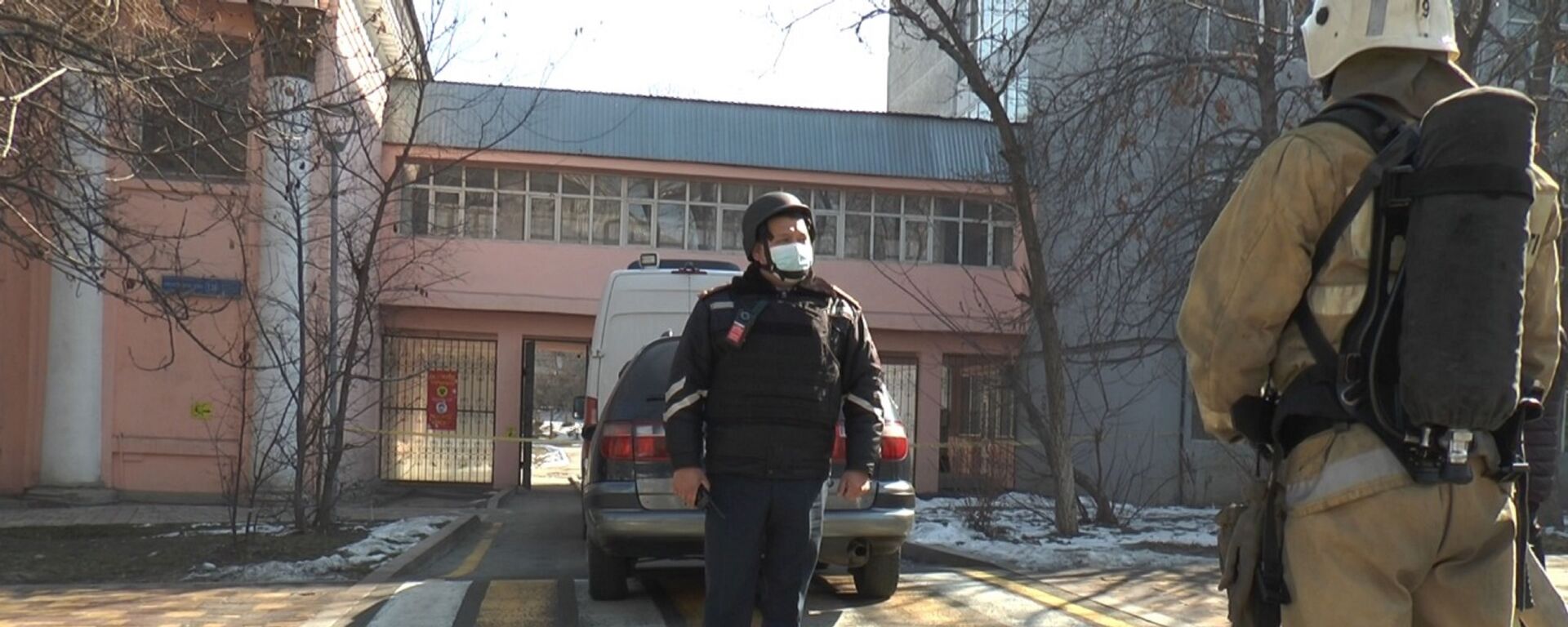 Полицейские и пожарные у школы, которую заминировали, архивное фото - Sputnik Казахстан, 1920, 19.01.2026