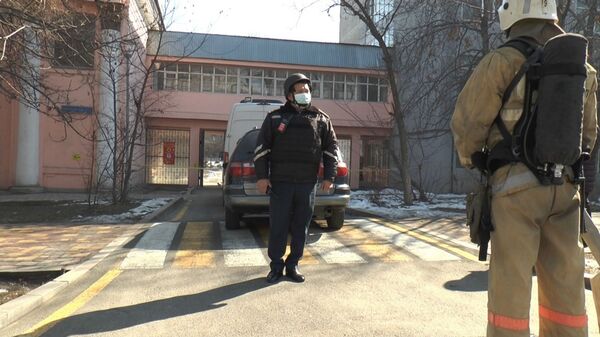 Полицейские и пожарные у школы, которую заминировали, архивное фото - Sputnik Казахстан