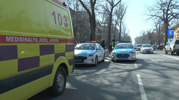 Полицейские машины и машины скорой помощи у школы, которую заминировали - Sputnik Казахстан