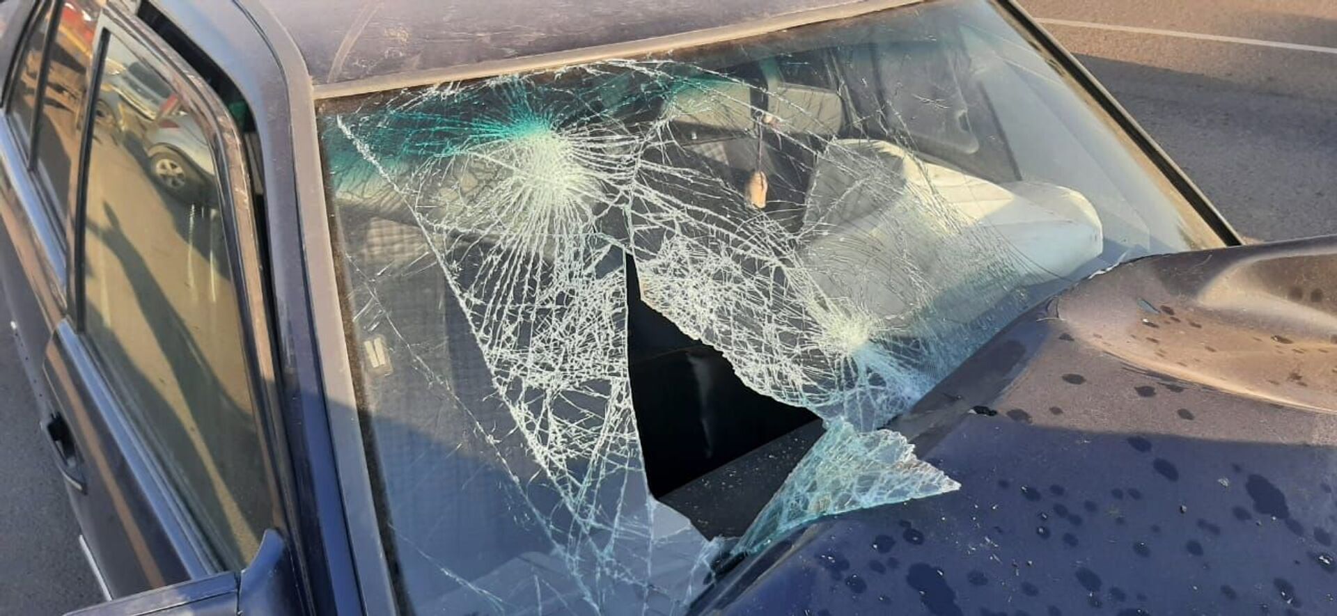 Автомобиль въехал в трактор в Алматы - пострадали два человека - Sputnik Казахстан, 1920, 19.03.2021