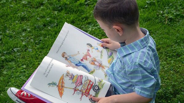 Ребенок читает книгу - Sputnik Казахстан