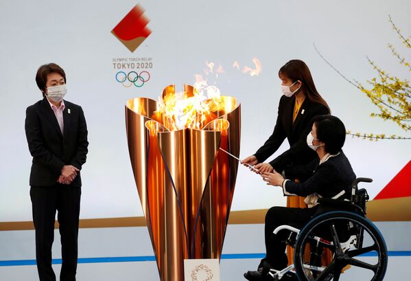 Глава оргкомитета Олимпийских игр 2020 Сэйко Хасимото во время старта эстафеты огня в префектуре Фукусима  - Sputnik Қазақстан