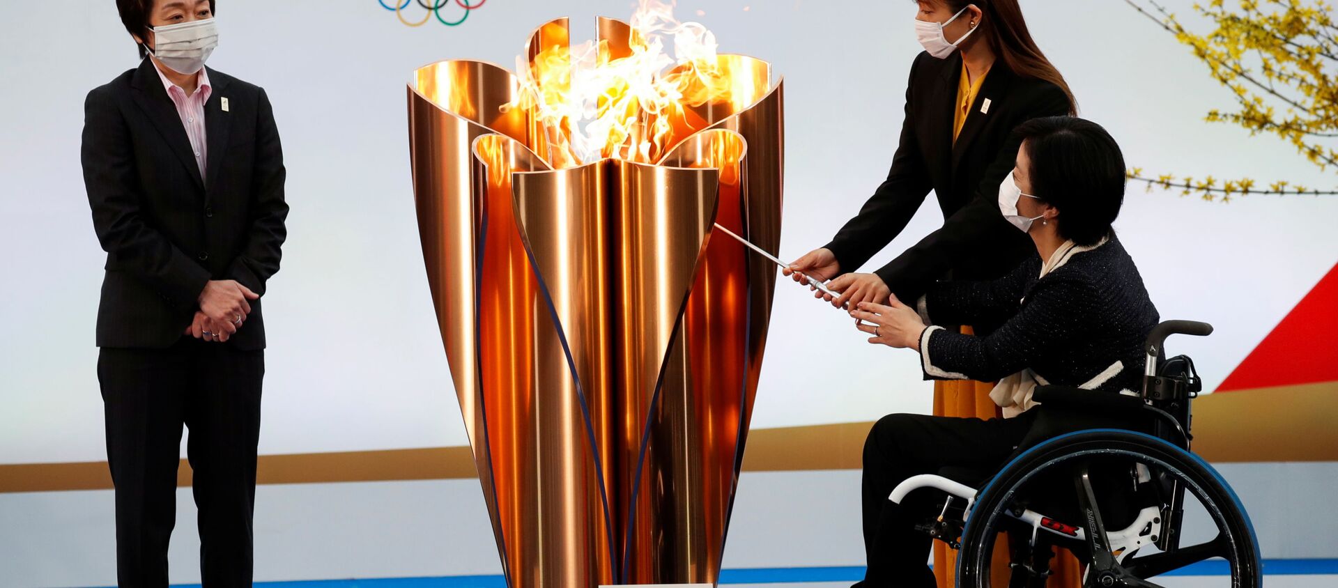 Глава оргкомитета Олимпийских игр 2020 Сэйко Хасимото во время старта эстафеты огня в префектуре Фукусима  - Sputnik Казахстан, 1920, 25.03.2021