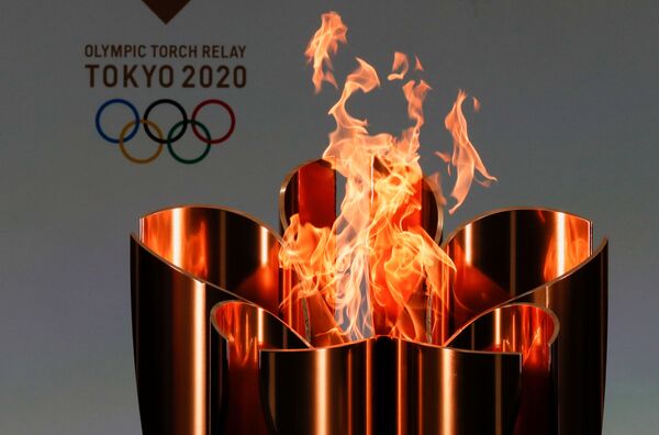 Олимпийский огонь во время эстафеты Олимпийского огня в Токио-2020 в префектуре Фукусима, Япония - Sputnik Қазақстан