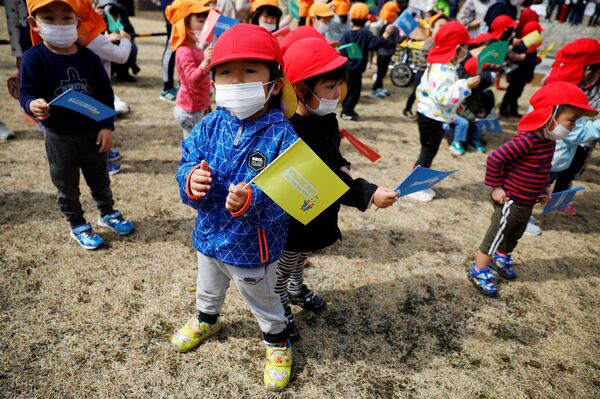 Дети во время эстафеты огня в префектуре Фукусима - Sputnik Казахстан