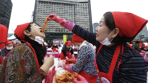 Женщина пробует кимчи во время фестиваля кимчи в Сеуле, Южная Корея - Sputnik Казахстан