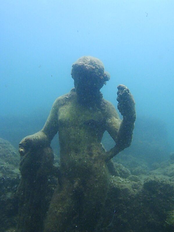 Статуя в затопленном археологическом парке Байи - Sputnik Казахстан