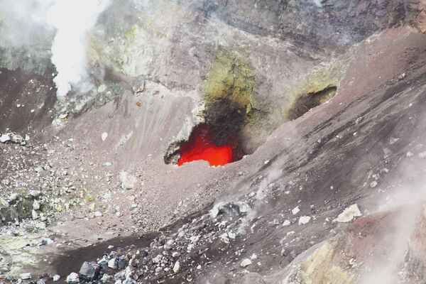 Лавовое озеро в кратере вулкана Горелый на Камчатке  - Sputnik Қазақстан