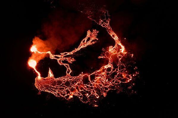 Вид на извержение вулкана в Исландии  - Sputnik Қазақстан