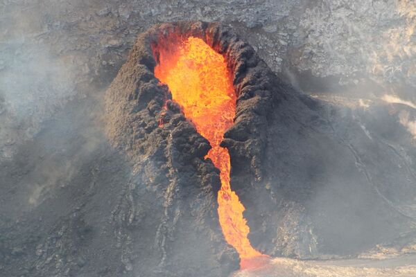 Лавовые потоки вливаются в кратер вулкана Килауэа на Гавайях  - Sputnik Қазақстан