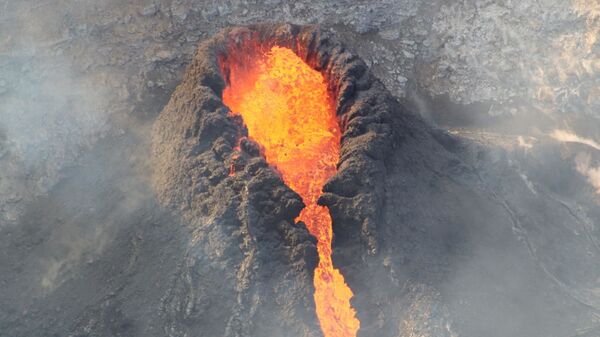 Лавовые потоки вливаются в кратер вулкана Килауэа на Гавайях  - Sputnik Казахстан