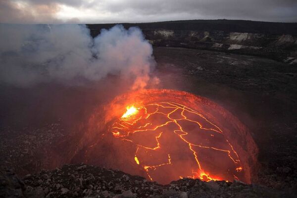 Лавовое озеро в кратере вулкана Килауэа на Гавайях  - Sputnik Қазақстан