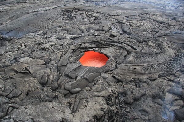 Лавовое окно в кратере вулкана Пуу-Оо на Гавайях  - Sputnik Қазақстан