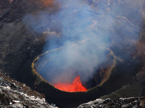 Лава в кратере вулкана Амбрим на Вануату  - Sputnik Казахстан