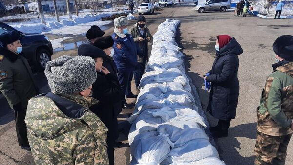 Ограждение мешками с инертным материалом в Атбасаре - Sputnik Казахстан