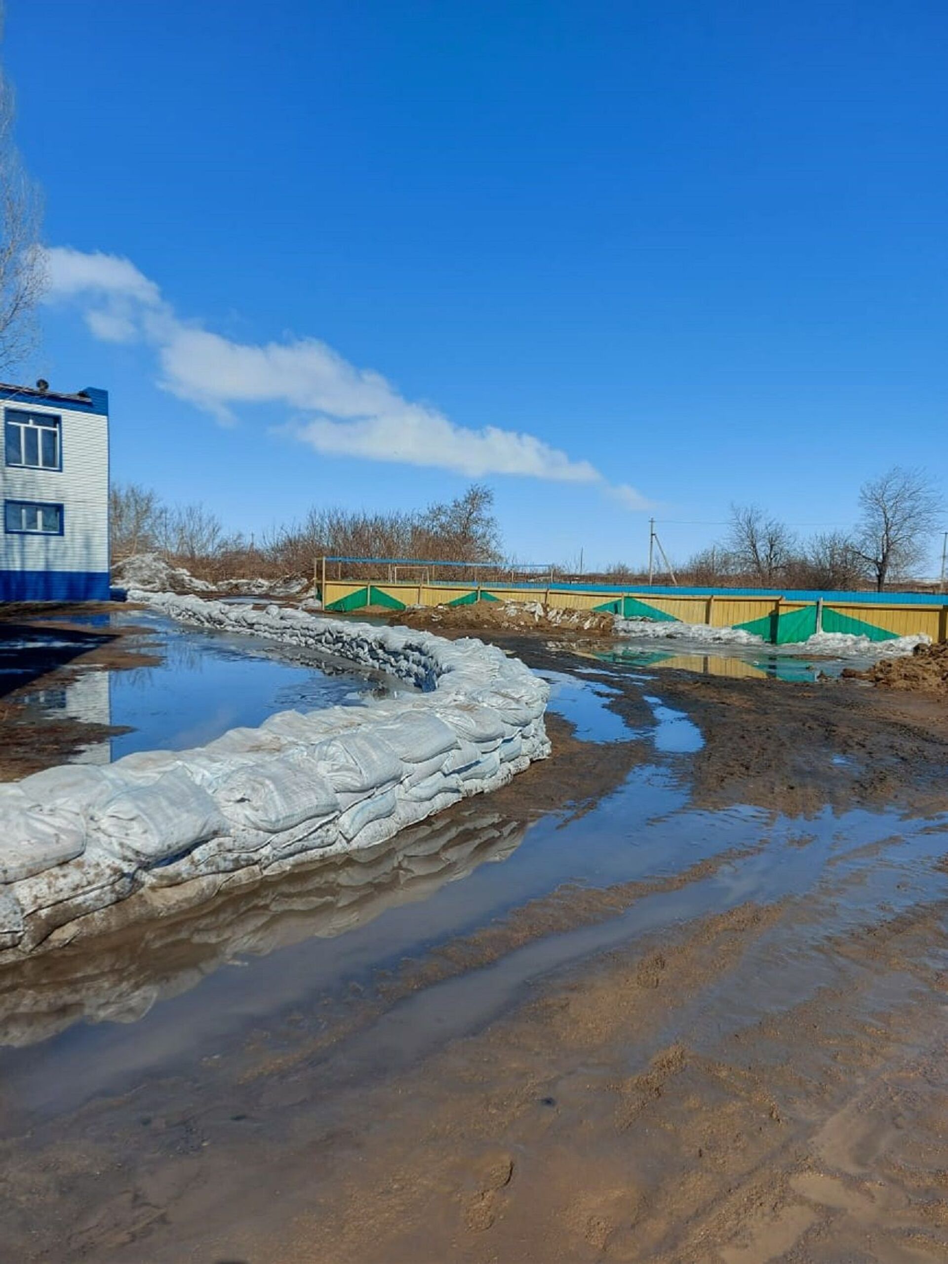 Бурная река может снести дамбу, как в 2017-м: Атбасар готовится к паводку - фото - Sputnik Казахстан, 1920, 30.03.2021