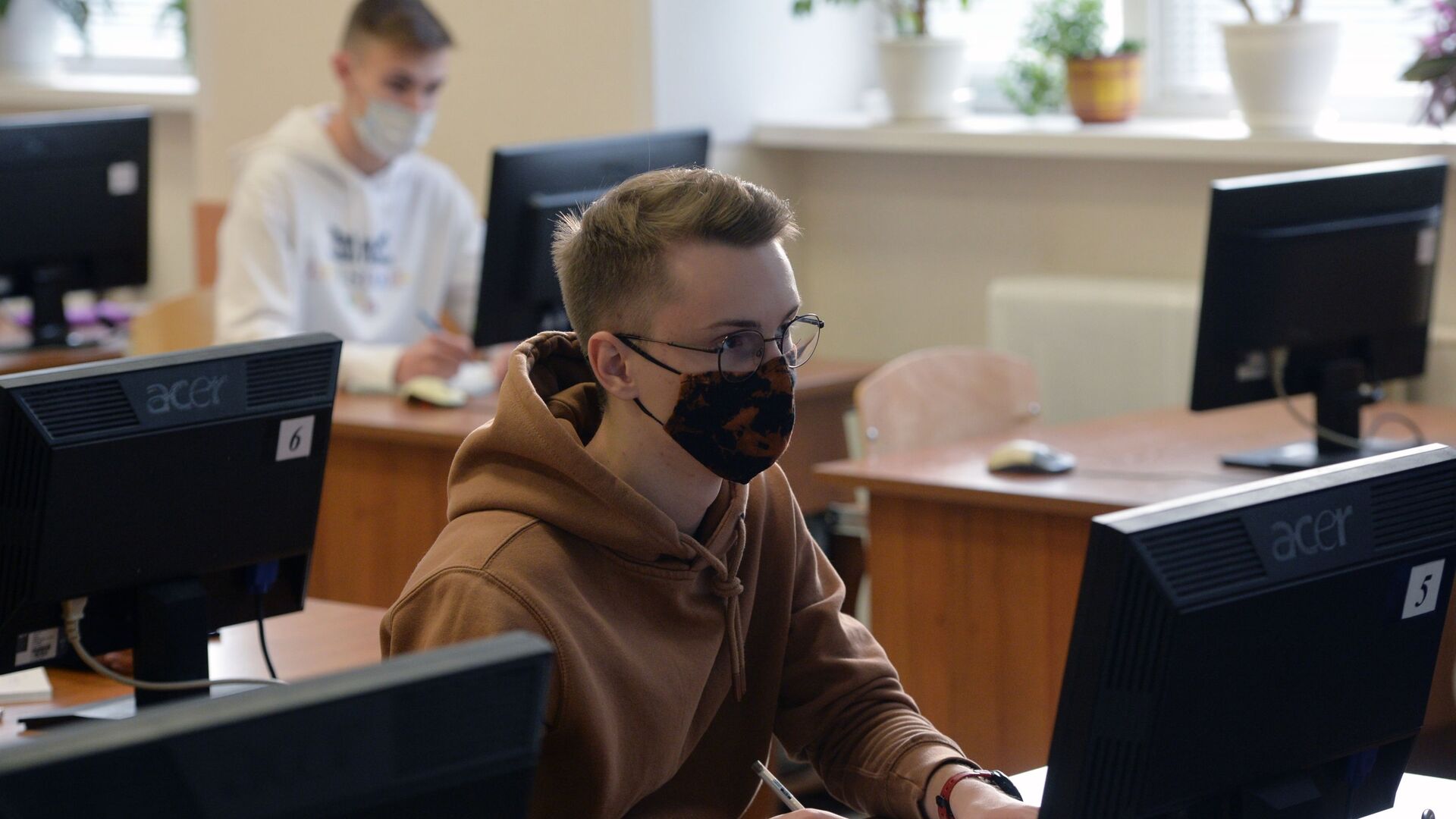 Студенты в защитных масках, архивное фото - Sputnik Казахстан, 1920, 05.08.2021