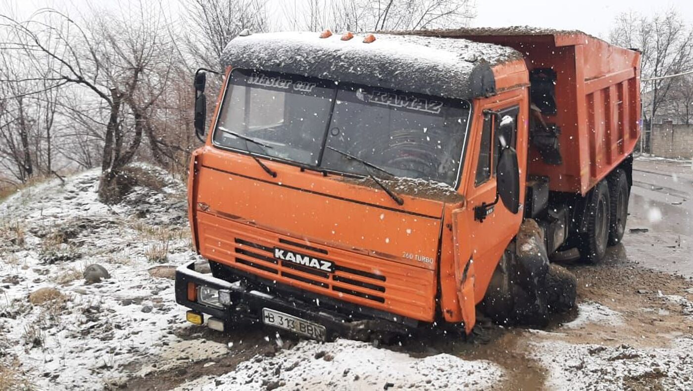 Водитель ВАЗа погиб в результате лобового столкновения с грузовиком в  Алматы - 01.04.2021, Sputnik Казахстан