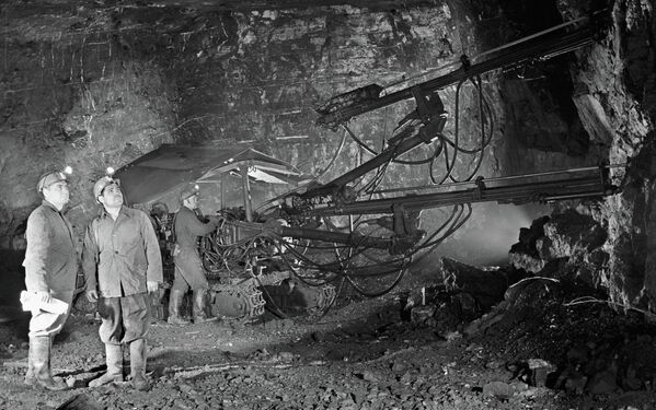 Работа в шахте Миргалимсайского  месторождения - Sputnik Казахстан