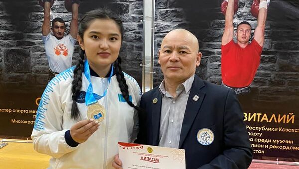 Столичная спортсменка Акмарал Зупар установила рекорд Казахстана по поднятию гири - Sputnik Казахстан