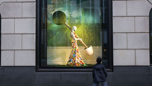 Ребенок смотрит на витрину магазина в Нью-Йорке - Sputnik Қазақстан