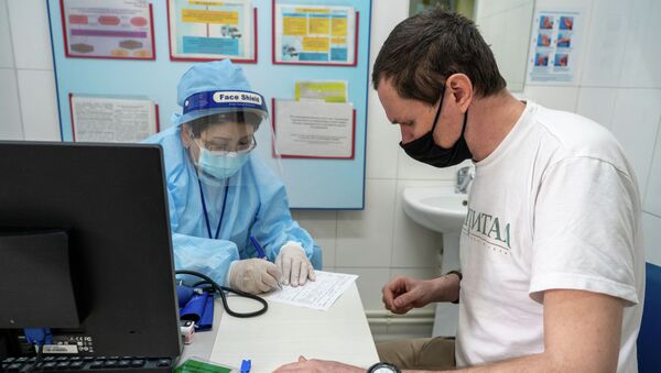 Перед вакцинацией каждого осматривают врачи измеряют температуру, давление, пульс и сатурацию - Sputnik Казахстан