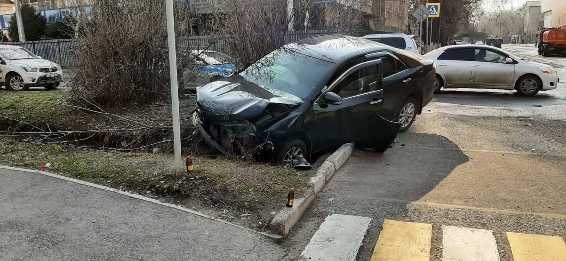 Два автомобиля столкнулись в Алматы, один из них вылетел в арык - фото - Sputnik Казахстан, 1920, 03.04.2021