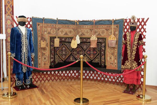 Инсталляция юрты. Здесь представлены несколько разных форм домбры. Они занимали самое почетное место в жилище каждого казаха - Sputnik Казахстан