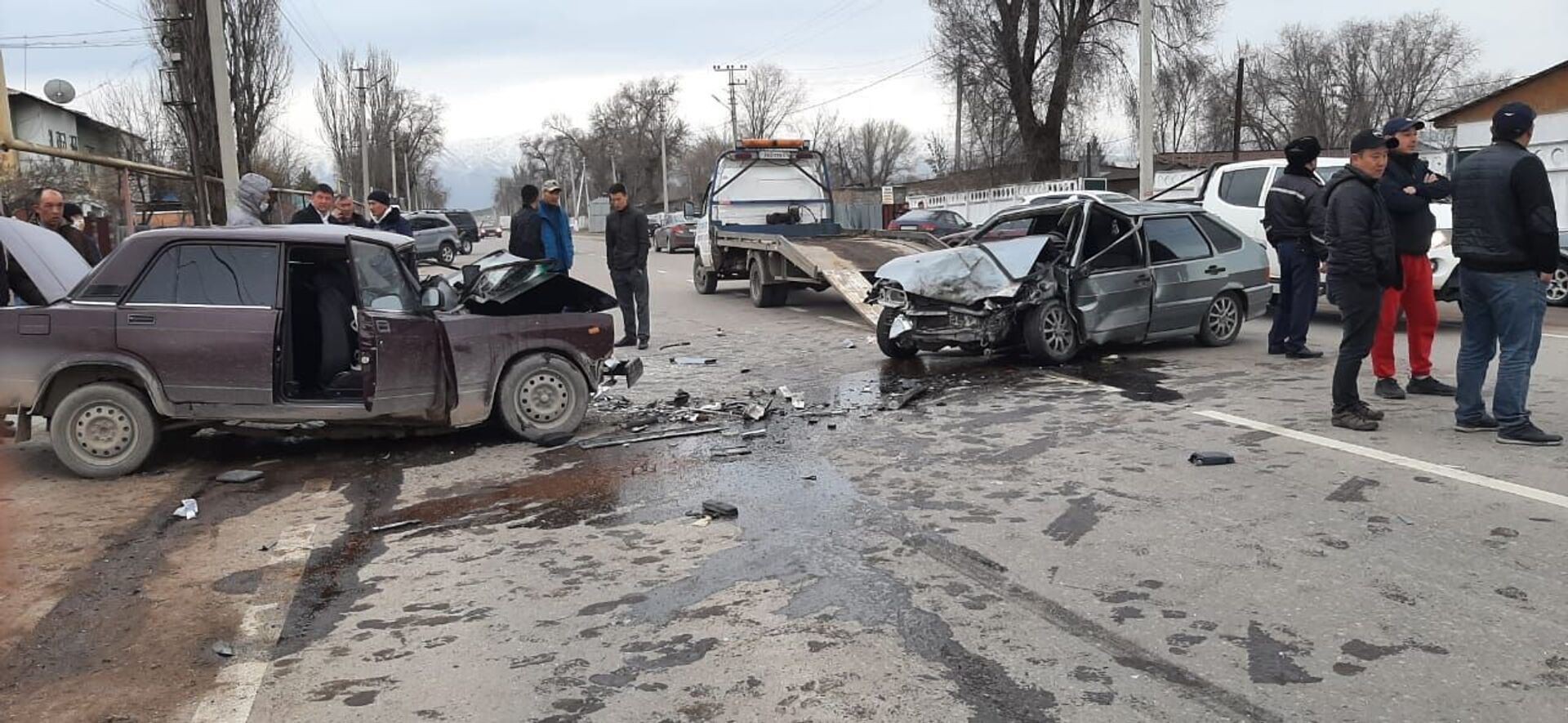 Два автомобиля ВАЗ столкнулись лоб в лоб в Алматинской области: скончался водитель - Sputnik Казахстан, 1920, 05.04.2021