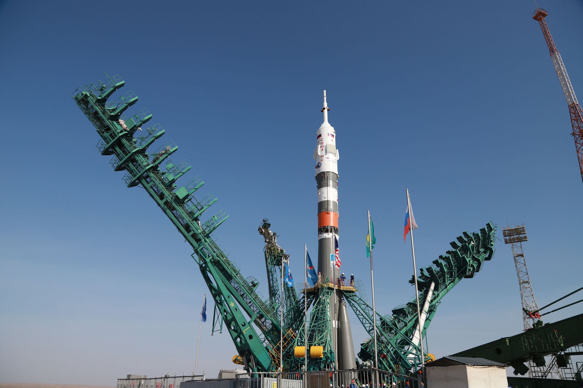 На Гагаринский старт на Байконуре установили корабль Союз МС-18 На Гагаринский старт на Байконуре установили корабль Союз МС-18 - Sputnik Казахстан, 1920, 15.07.2026