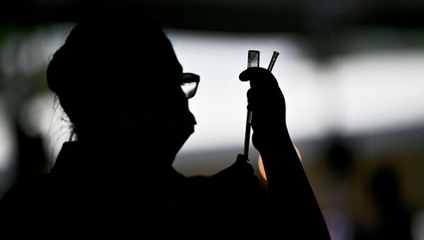 Медик набирает в шприц вакцину от коронавируса  - Sputnik Казахстан