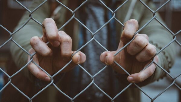 Руки подростка на заборе, иллюстративное фото - Sputnik Казахстан
