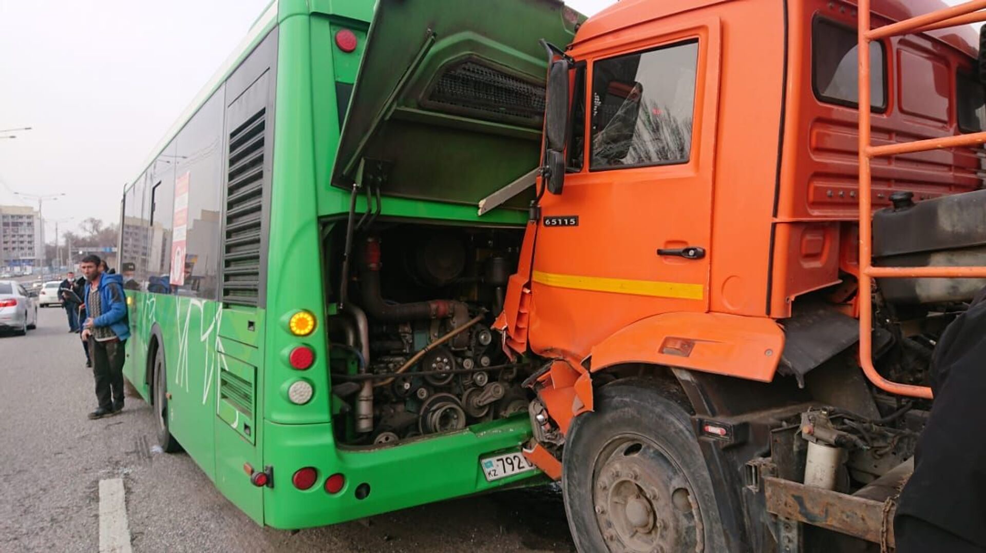 Массовое ДТП с маршрутным автобусом произошло в Алматы: есть пострадавшие - Sputnik Казахстан, 1920, 07.04.2021
