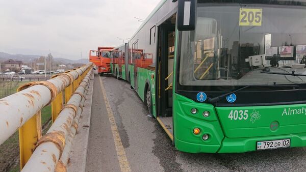 Массовое ДТП с маршрутным автобусом произошло в Алматы: есть пострадавшие - Sputnik Казахстан