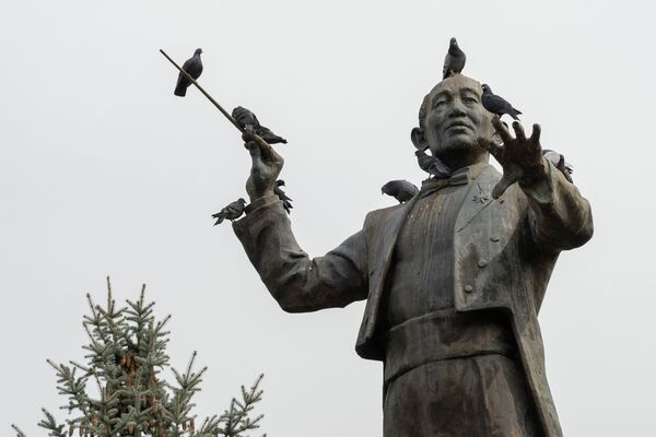 Весна в Алматы. Памятник Нургисе Тлендиеву - Sputnik Казахстан
